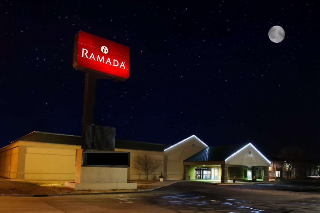 Ramada By Wyndham Mitchell Hotel & Conference Center Zewnętrze zdjęcie